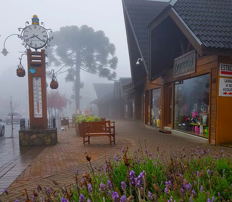 Gramado com crianças - Região central em dia de neblina (Foto: Esse Mundo É Nosso)