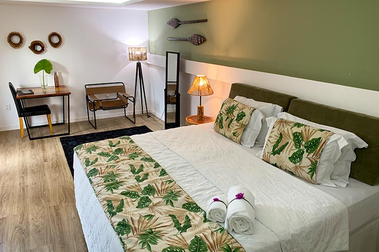 Quarto do Dolphin Hotel em Noronha com cama confortável (Foto: Esse Mundo é Nosso)