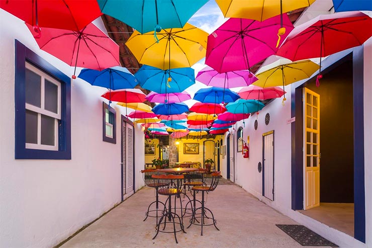 Guardas-chuvas fazem decoração da Pousada Aconchego (Foto: Reprodução/Booking)