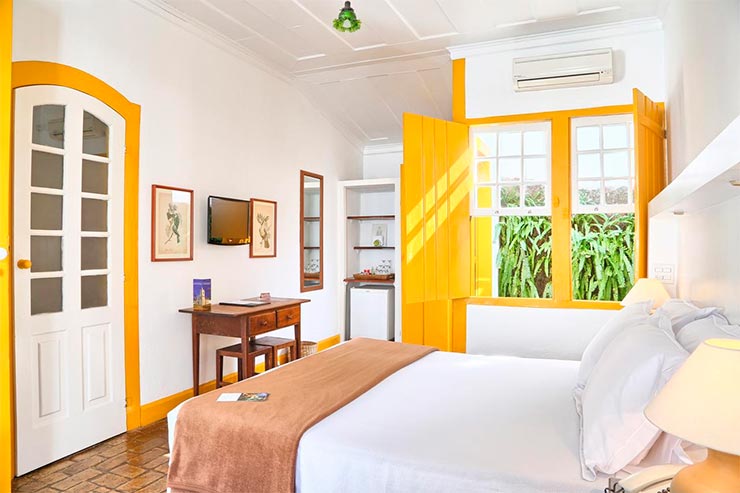 Pousadas em Paraty: Quarto com tons amarelos da Pousada do Ouro (Foto: Esse Mundo é Nosso)