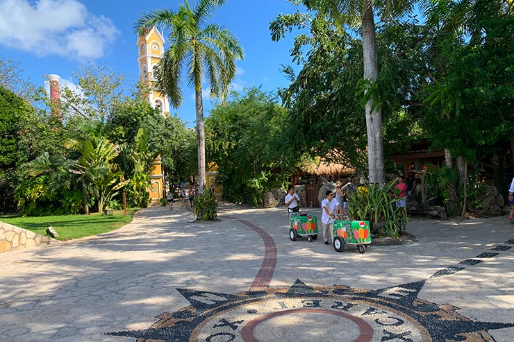 Entrada do parque Xcaret, em Cancún, no México, com funcionários carregando uns carrinhos (Foto: Esse Mundo é Nosso)