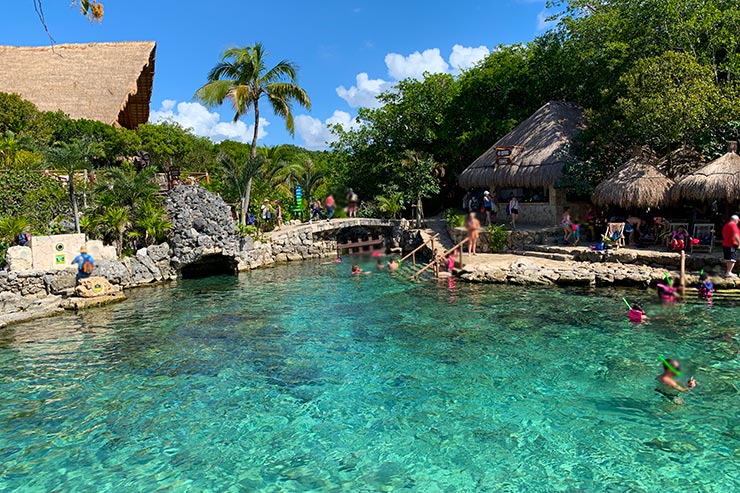 Pessoas nadando e mergulhando no Xcaret, em Cancún (Foto Esse Mundo é Nosso)