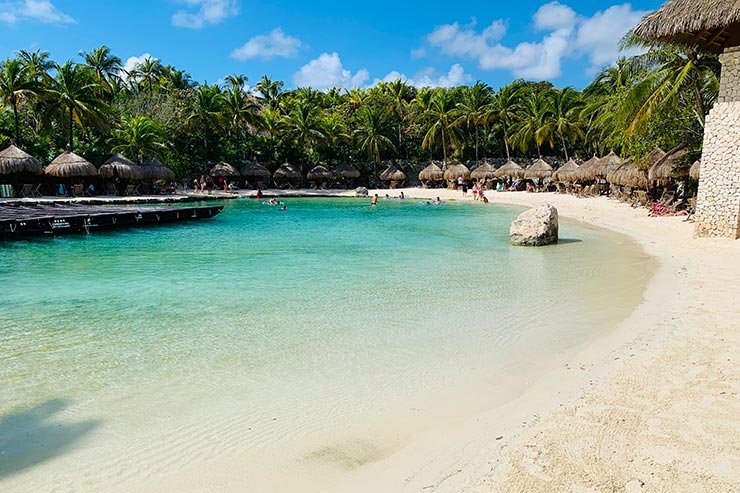 Praia com mar clarinho no Xcaret Park (Foto: Esse Mundo é Nosso)