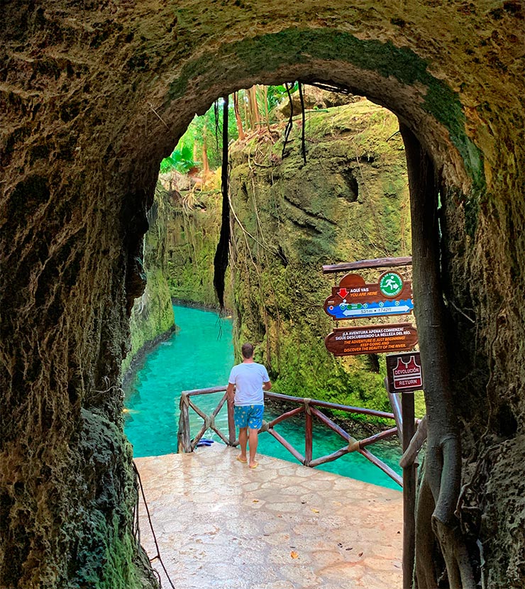 Uma das entradas do rio subterrâneo saindo de uma gruta no Xcaret (Foto: Esse Mundo é Nosso)
