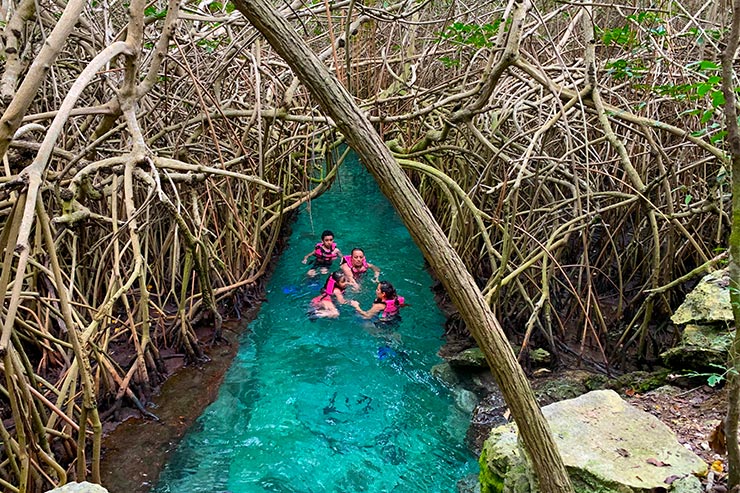 Pessoas nadando em rio subterrâneo no Xcaret Park, em Cancún (Foto: Esse Mundo é Nosso)