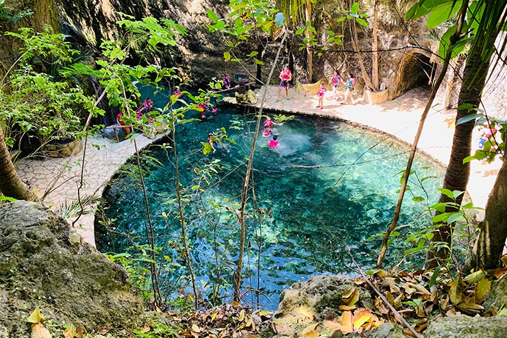 Pessoas nadando em rio subterrâneo no Xcaret Park, em Cancún (Foto: Esse Mundo é Nosso)