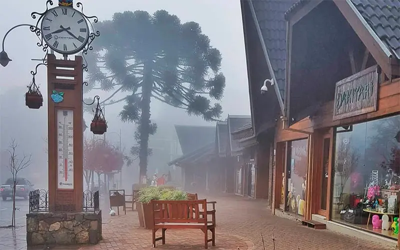 Centrinho de Gramado com termômetro em um dia frio e com neblina (Foto Esse Mundo é Nosso)