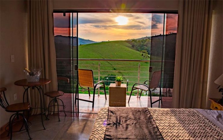 Vista do sol na janela do quarto do Estância das Montanhas (Foto: Reprodução/Booking)