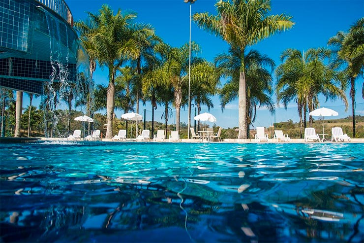 Piscina do Oscar Inn em Águas de Lindóia (Foto: Reprodução/Booking)