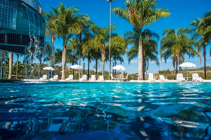 Piscina do Oscar Inn em Águas de Lindóia (Foto: Reprodução/Booking)