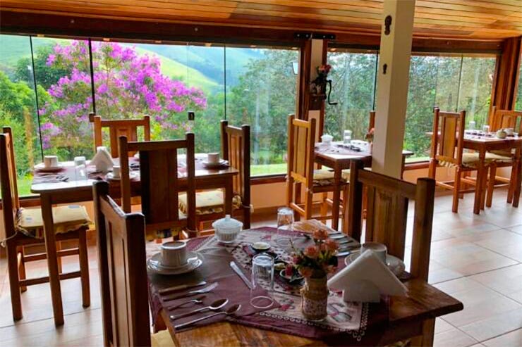 Restaurante da Pousada Vale dos Sonhos em Cunha, no interior de São Paulo (Foto: Reprodução/Booking)