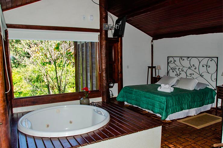 Quarto da Pousada da Mata com banheira de hidromassagem (Foto: Reprodução/Booking)