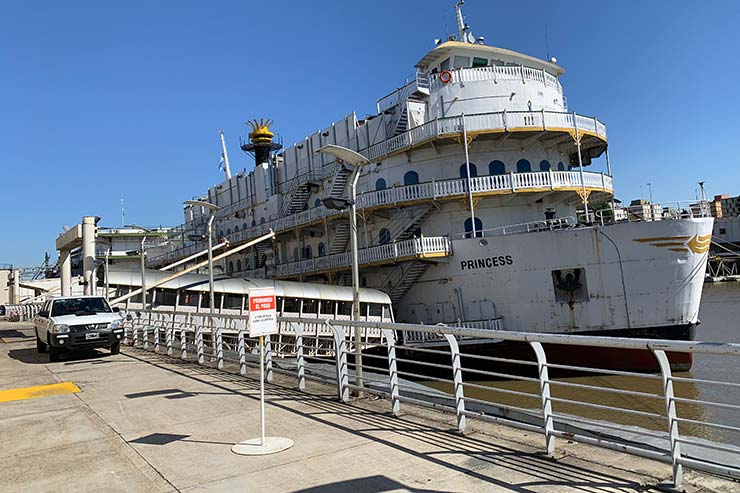 Navio onde funciona o cassino de Buenos Aires