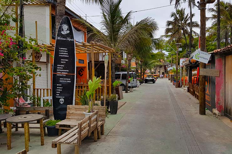 Rua do centrinho da Praia do Cumbuco (Foto: Esse Mundo É Nosso)