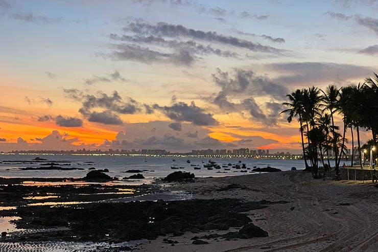 Motivos para viajar para Salvador: Pôr do sol na praia de Itapuã (Foto: Esse Mundo é Nosso)