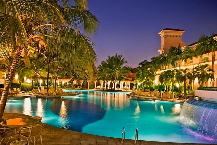 Área da piscina do Royal Palm Plaza (Foto: Reprodução/Booking)
