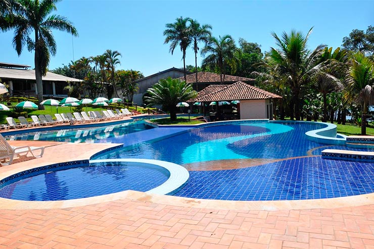 Hotéis fazenda em SP: Piscina e área externa do Berro D'Água, em Avaré (Foto: Reprodução/Booking)