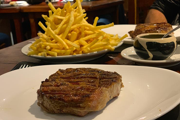Bariloche no verão: Carne e batata frita do restaurante El Boliche de Alberto (Foto: Esse Mundo é Nosso)
