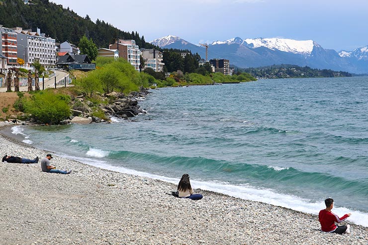 Bariloche no verão: Pessoas aproveitam os dias mais quentes no Lago Nahuel Huapi (Foto: Esse Mundo é Nosso)
