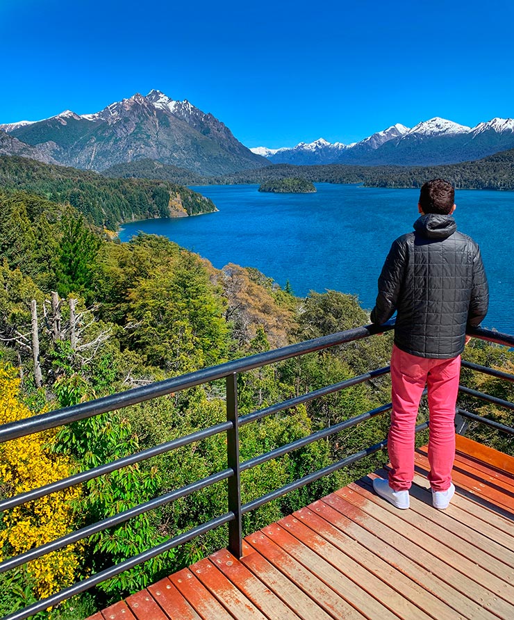 Vista linda com lago e montanhas no Ponto Panorâmico no Circuito Chico em Bariloche, na Argentina (Foto: Esse Mundo é Nosso)