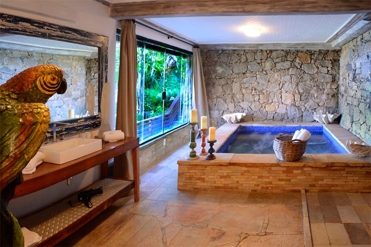 Suíte do hotel no Joá, no Rio, com piscina privada (Foto: Reprodução/Booking)