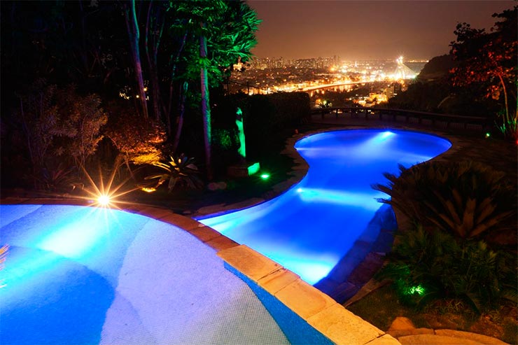 Casa da Alma de Laços de Família virou hotel: Paisagem da piscina à noite (Foto: Reprodução/Booking)