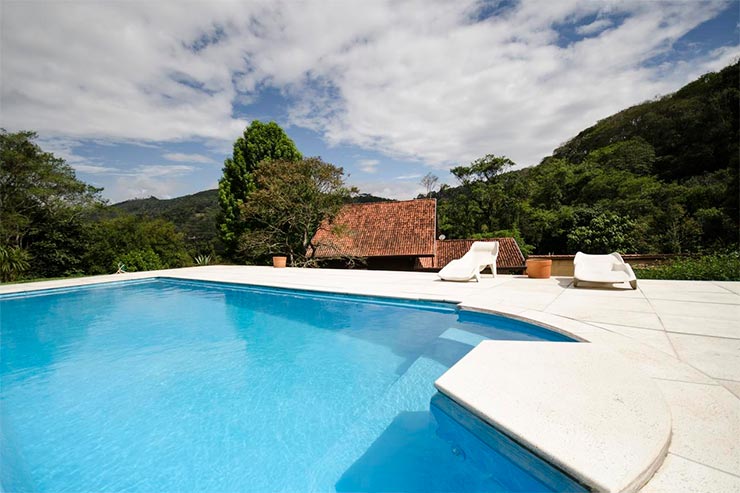 Hotéis e pousadas em Santo Antônio do Pinhal: Piscina da Pousada Alpes (Foto: Reprodução/Booking)