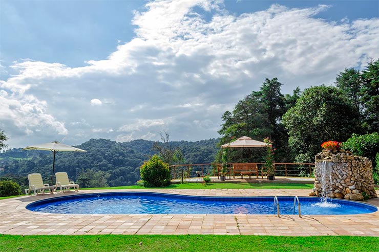 Hotéis e pousadas em Santo Antônio do Pinhal: Piscina e área externa da Casa da Colina (Foto: Reprodução/Booking)