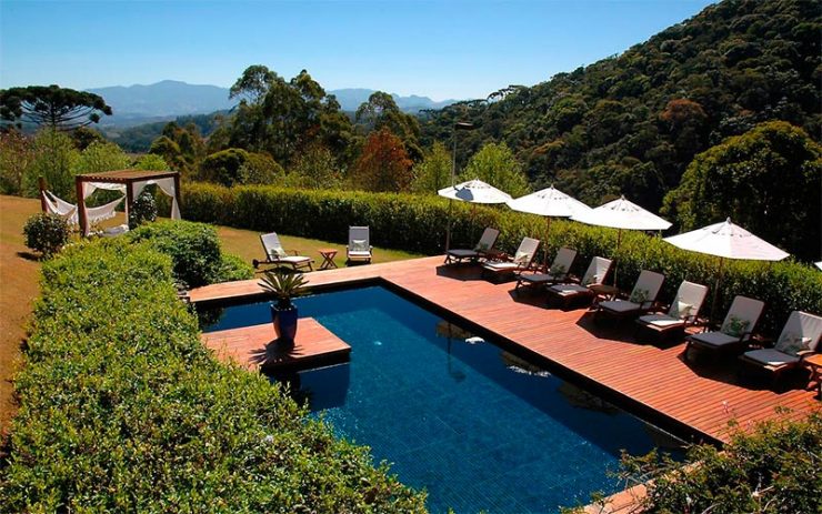 Piscina e área externa da Pousada do Cedro na Serra da Mantiqueira (Foto: Reprodução/Booking)