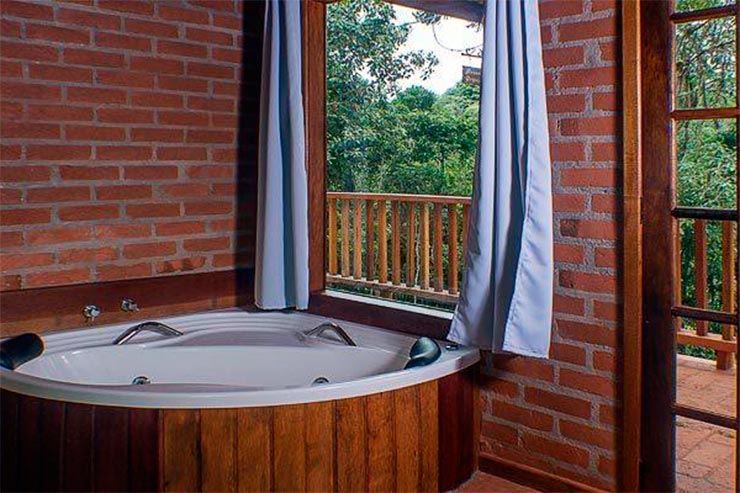 Onde ficar em Santo Antônio do Pinhal: Quarto com banheira da pousada Recanto do Pico (Foto: Reprodução/Booking)