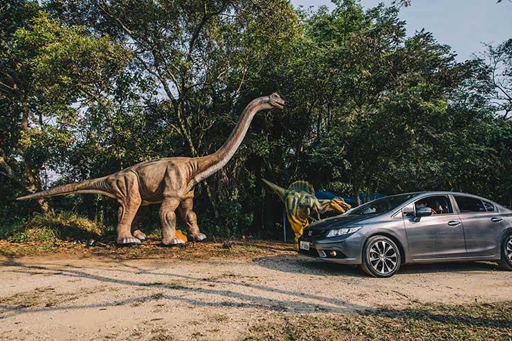 Dinossauro se aproxima do carro no Parque Burle Marx