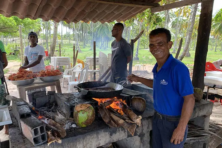 Restaurantes em Boipeba: Guido mostra as lagostas de sua barraca na praia da Cueira (Foto: Esse Mundo é Nosso)