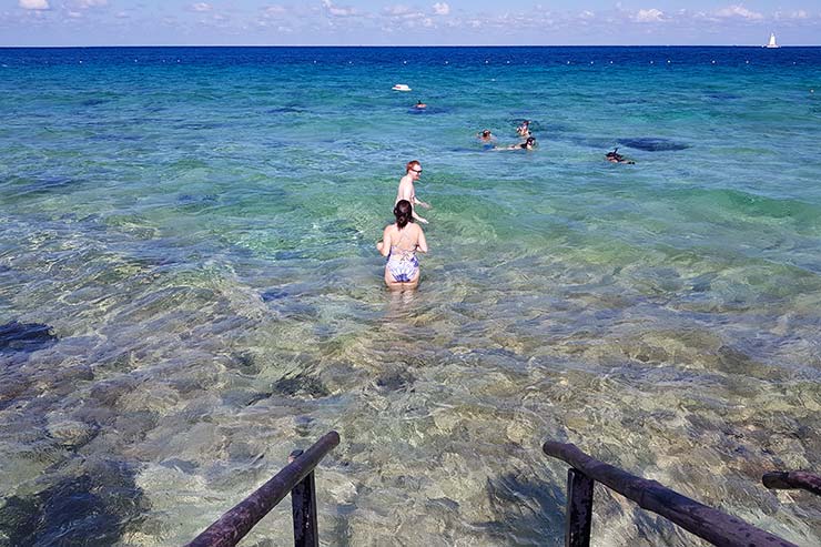 Pessoas meruglham na Playa SkyReef