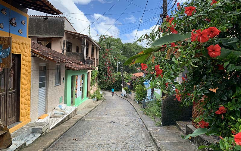 Rua da Velha Boipeba com casas coloridas e flores (Foto: Esse Mundo é Nosso)