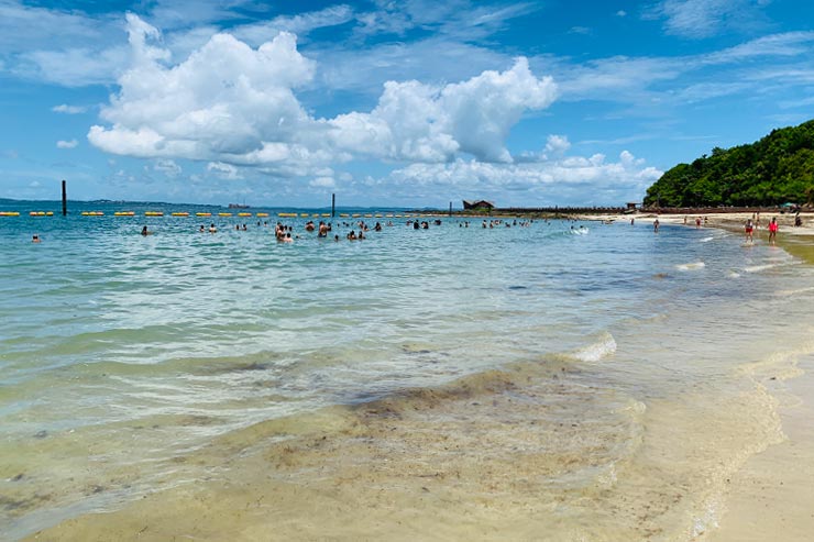 Mar translúcido da Praia da Ponta de Nossa Senhora de Guadalupe na Ilha dos Frades (Foto: Esse Mundo é Nosso)