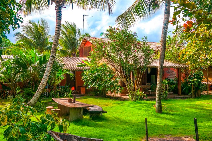Pousadas em Caraíva: Área externa e jardim da Caraíva Guest House (Foto: Reprodução/Booking)