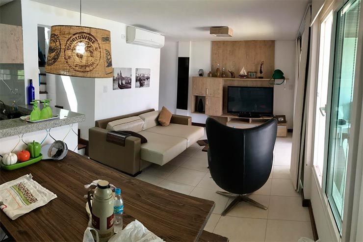Sala de apartamento no empreendimento na Praia dos Carneiros (Foto: Reprodução/Booking)