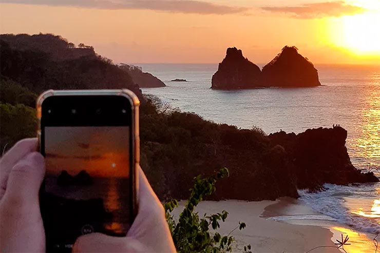 Fernando de Noronha está aberto: Celular fotografa o pôr do sol no Forte do Boldró (Foto: Esse Mundo é Nosso)