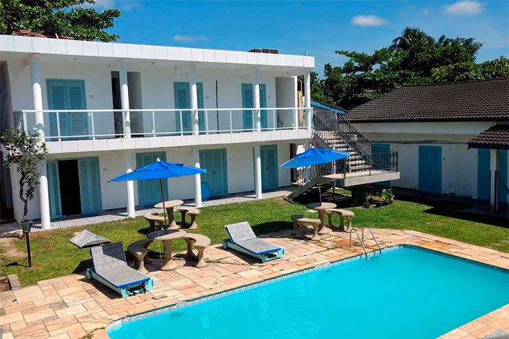 Hotéis e pousadas no Guarujá:: Área externa e piscina da Pousada Eldorado (Foto: Reprodução/Booking)