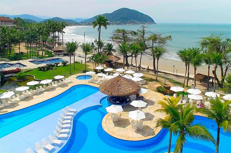 Hotéis e pousadas no Guarujá: Piscina e área eterna do Sofitel Jequitimar (Foto: Reprodução/Booking)