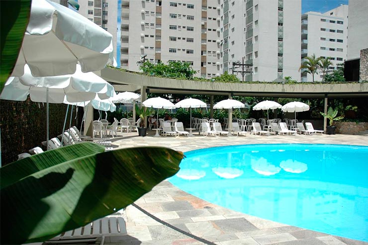 Hotéis e pousadas no Guarujá: Piscina do Ferraretto (Foto: Reprodução/Booking)