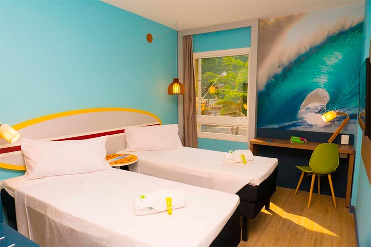 Onde se hospedar no Guarujá:: Quarto com decoração moderna do Ibis Styles (Foto: Reprodução/Booking)