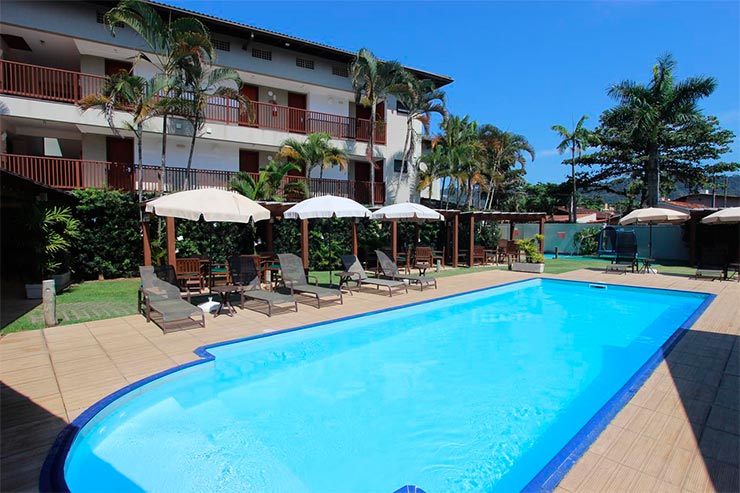 Piscina e área externa do hotel Ilha do Caribe (Foto: Reprodução/Booking)