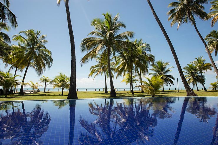 Pousadas na Praia dos Carneiros: Piscina de frente para a praia da Paraíso dos Carneiros (Foto: Reprodução/Booking)