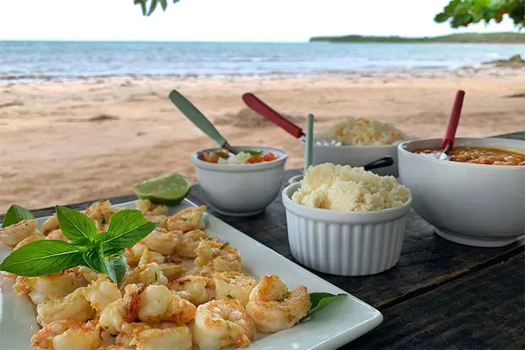 Restaurantes em Boipeba: Camarão a alho e óleo em Tassimirim na Barraca da Gleide (Foto: Esse Mundo é Nosso)