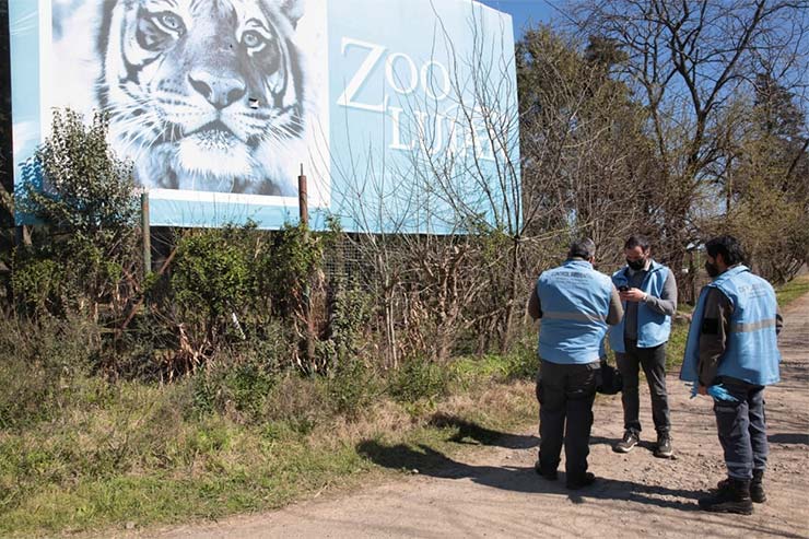 Fiscais em frente ao Zoológico de Luján