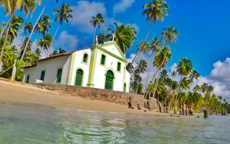 Igreja de São Benedito na Praia dos Carneiros (Foto: Esse Mundo é Nosso)