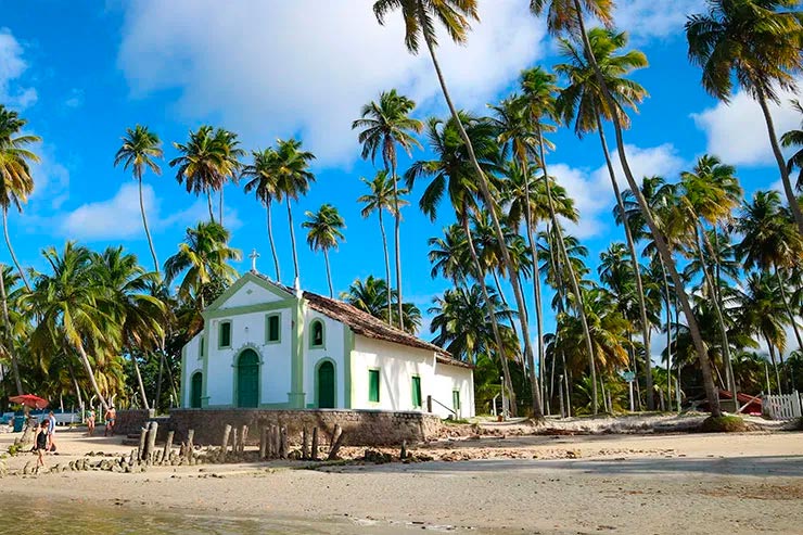 Igreja de São Benedito na Praia dos Carneiros (Foto: Esse Mundo é Nosso)