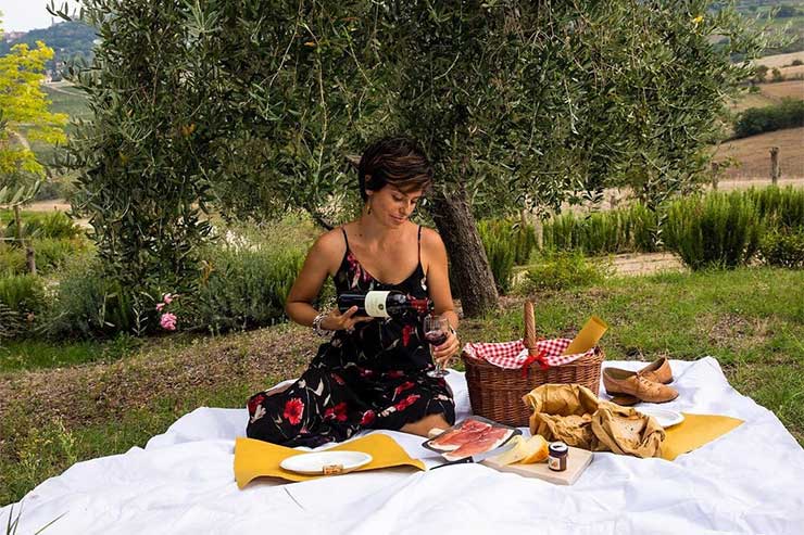 Bia Francini num piquenique na Toscana