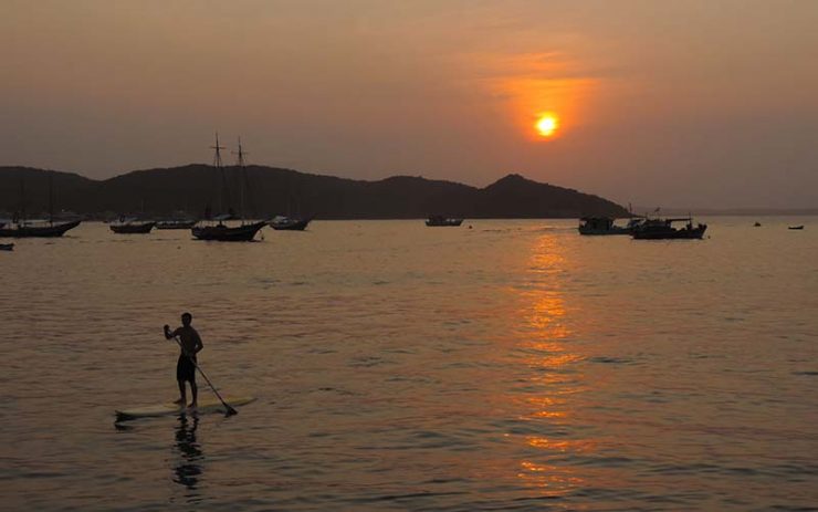 Pôr do sol na Orla da Bardot em Búzios